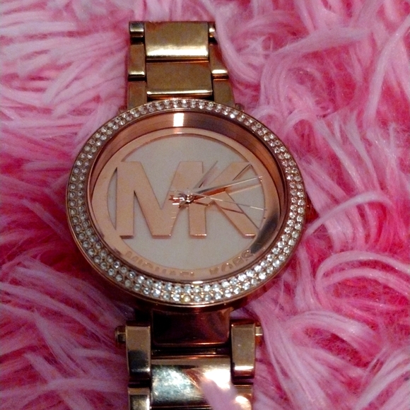 Michael Kors Gold watch Gold MK in the middle of the ⌚ beautiful timepiece - Picture 4 of 4